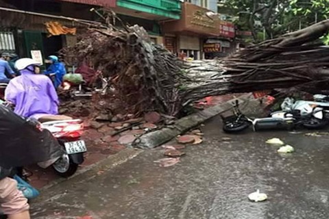 Giông lốc bất thường tại Hà Nội và những chiếc loa “vô tác dụng”?