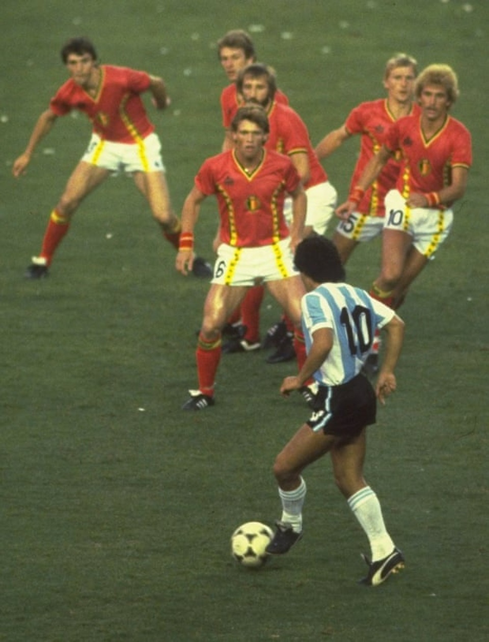 Bức ảnh lịch sử Maradona đối mặt 6 cầu thủ Bỉ - 1 Bức ảnh lịch sử Maradona đối mặt 6 cầu thủ Bỉ - 1