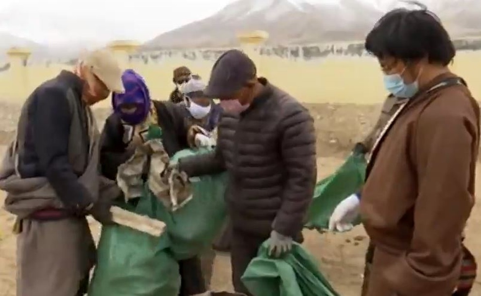 Bỏ qua lời đàm tiếu, người đàn ông 10 năm nhặt rác giúp quê hương sạch, đẹp - 2 Bỏ qua lời đàm tiếu, người đàn ông 10 năm nhặt rác giúp quê hương sạch, đẹp - 2