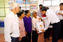 Trao 120 suất quà tới người có công với cách mạng xã Trực Khang, Nam Định