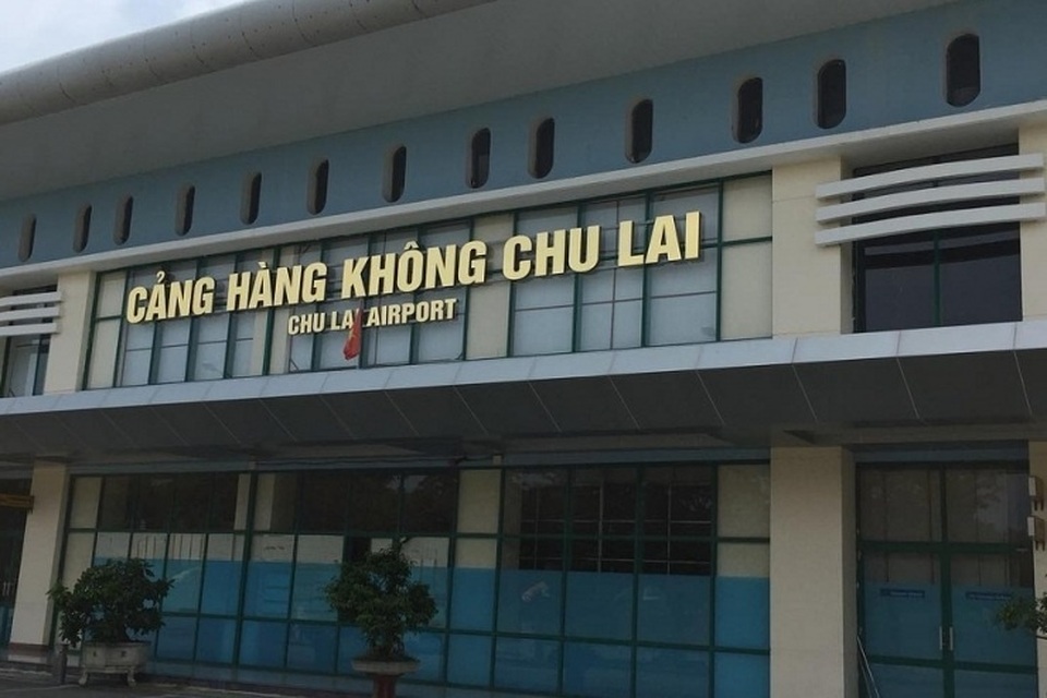 Nhà ga sân bay Chu Lai bị tốc mái, vỡ kính vì bão số 9 - 1 Nhà ga sân bay Chu Lai bị tốc mái, vỡ kính vì bão số 9 - 1