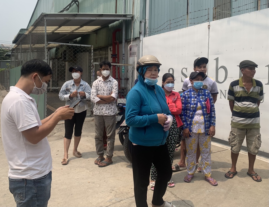 Bị nợ lương, công nhân mang mỳ tôm đến cổng công ty ăn cầm hơi - 2 Bị nợ lương, công nhân mang mỳ tôm đến cổng công ty ăn cầm hơi - 2