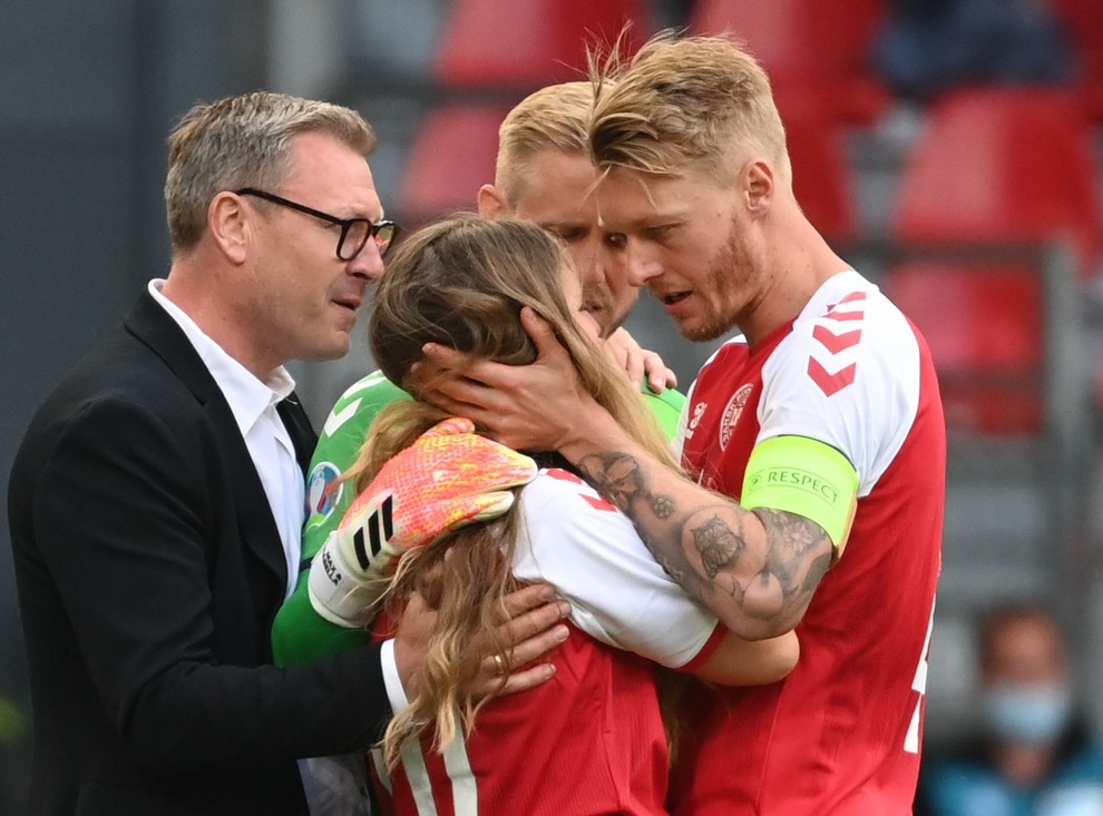 Vợ Eriksen trải qua những khoảnh khắc kinh hoàng trên sân Parken - 3 Vợ Eriksen trải qua những khoảnh khắc kinh hoàng trên sân Parken - 3