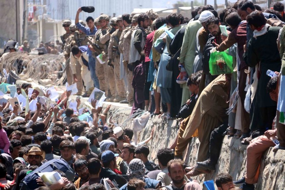 Hiện trường vụ nổ như ngày tận thế khiến 70 người chết tại sân bay Kabul - 11 Hiện trường vụ nổ như ngày tận thế khiến 70 người chết tại sân bay Kabul - 11