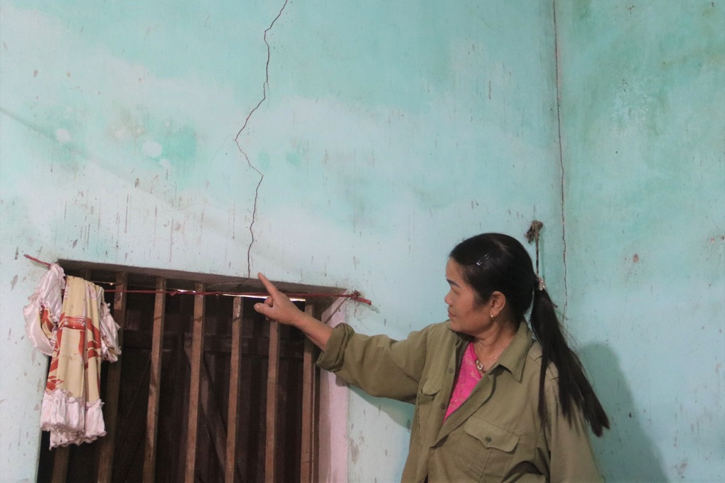 Doanh nghiệp nổ mìn phá đá gây nứt toác, thủng mái nhà dân? - 2 Doanh nghiệp nổ mìn phá đá gây nứt toác, thủng mái nhà dân? - 2
