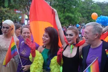 Người đồng tính, chuyển giới diễu hành rợp phố đi bộ