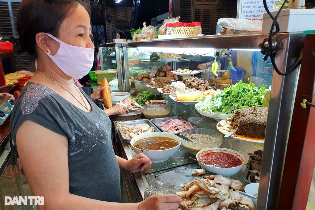Hội An: Khu vực sơ chế tiệm bánh mì Phượng chưa đảm bảo vệ sinh - 2 Hội An: Khu vực sơ chế tiệm bánh mì Phượng chưa đảm bảo vệ sinh - 2