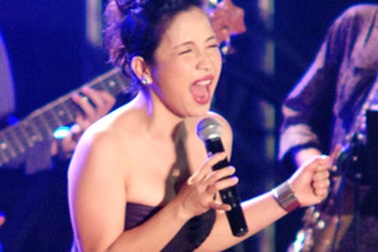 Mỹ Linh váy ngắn hát đầy máu lửa