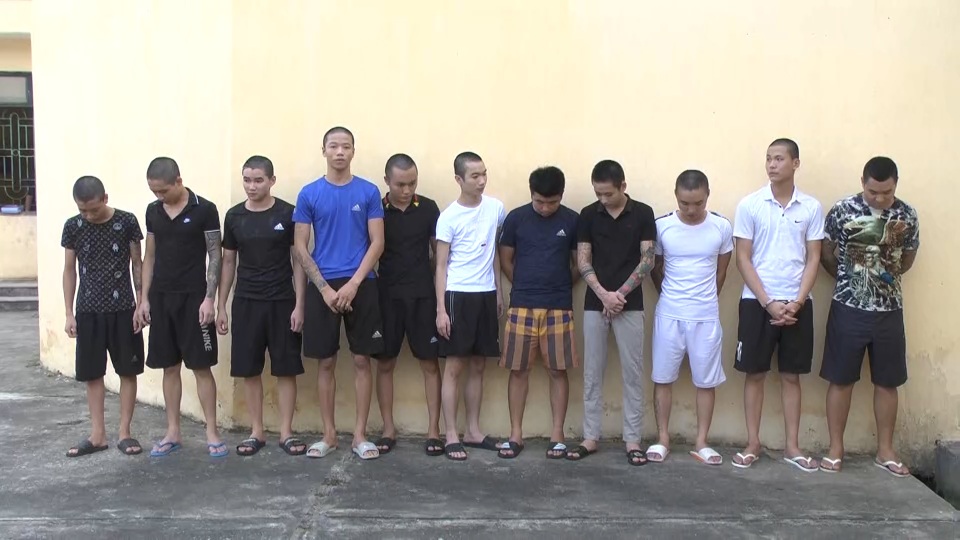 Hơn chục đối tượng dùng hung khí đuổi đánh nhau như phim hành động - 1 Hơn chục đối tượng dùng hung khí đuổi đánh nhau như phim hành động - 1