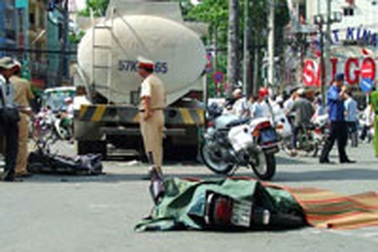 Xe bồn đứt phanh tông liên tiếp 6 người