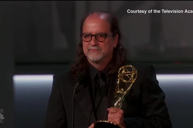 Lời cầu hôn trong lễ trao giải truyền hình trở thành khoảnh khắc đẹp đẽ nhất