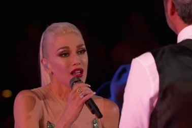 Blake Shelton & Gwen Stefani song ca tình tứ