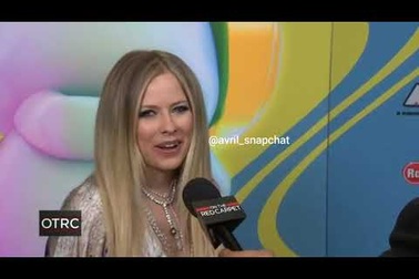 Avril Lavigne rạng rỡ trả lời phỏng vấn