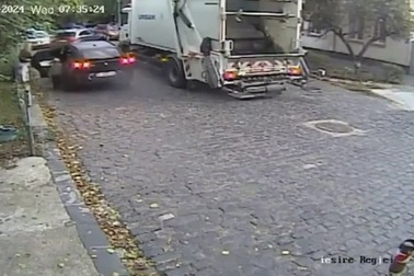 Khoảnh khắc 2 mẹ con bị rơi xuống hố "tử thần"