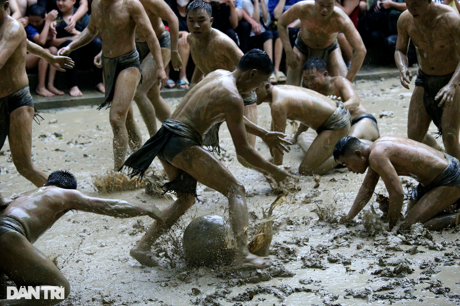 Trận vật cầu nước kịch tính và hài hước dưới trời mưa tầm tã - 13 Trận vật cầu nước kịch tính và hài hước dưới trời mưa tầm tã - 13