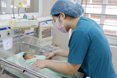 Hành trình kỳ diệu trở về với cuộc sống của bé sơ sinh bị bỏ rơi ở hố ga