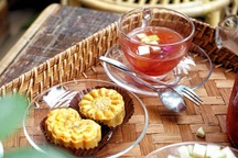 Cafe lạ Hà Nội, bà chủ tự làm 2.000 bánh trung thu tặng khách