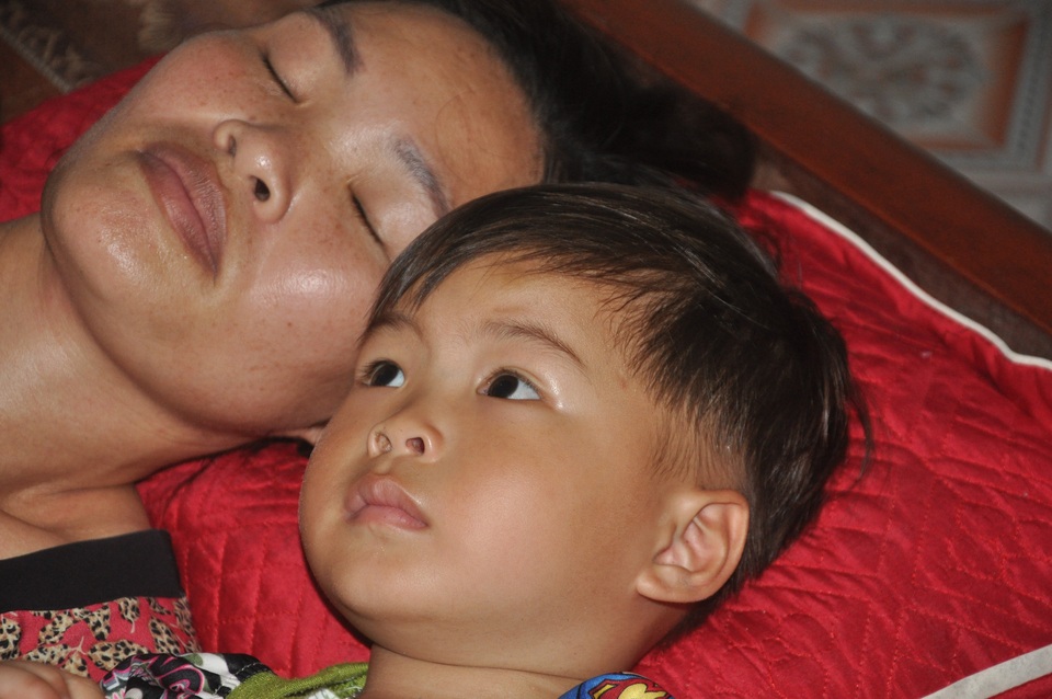 Xót xa cảnh người mẹ ung thư ôm con về nhà bố mẹ đẻ đúng ngày 29 Tết - 3 Xót xa cảnh người mẹ ung thư ôm con về nhà bố mẹ đẻ đúng ngày 29 Tết - 3