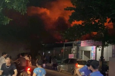 Cửa hàng bốc cháy trong đêm, nữ gia chủ khóc ngất vì không cứu được tài sản