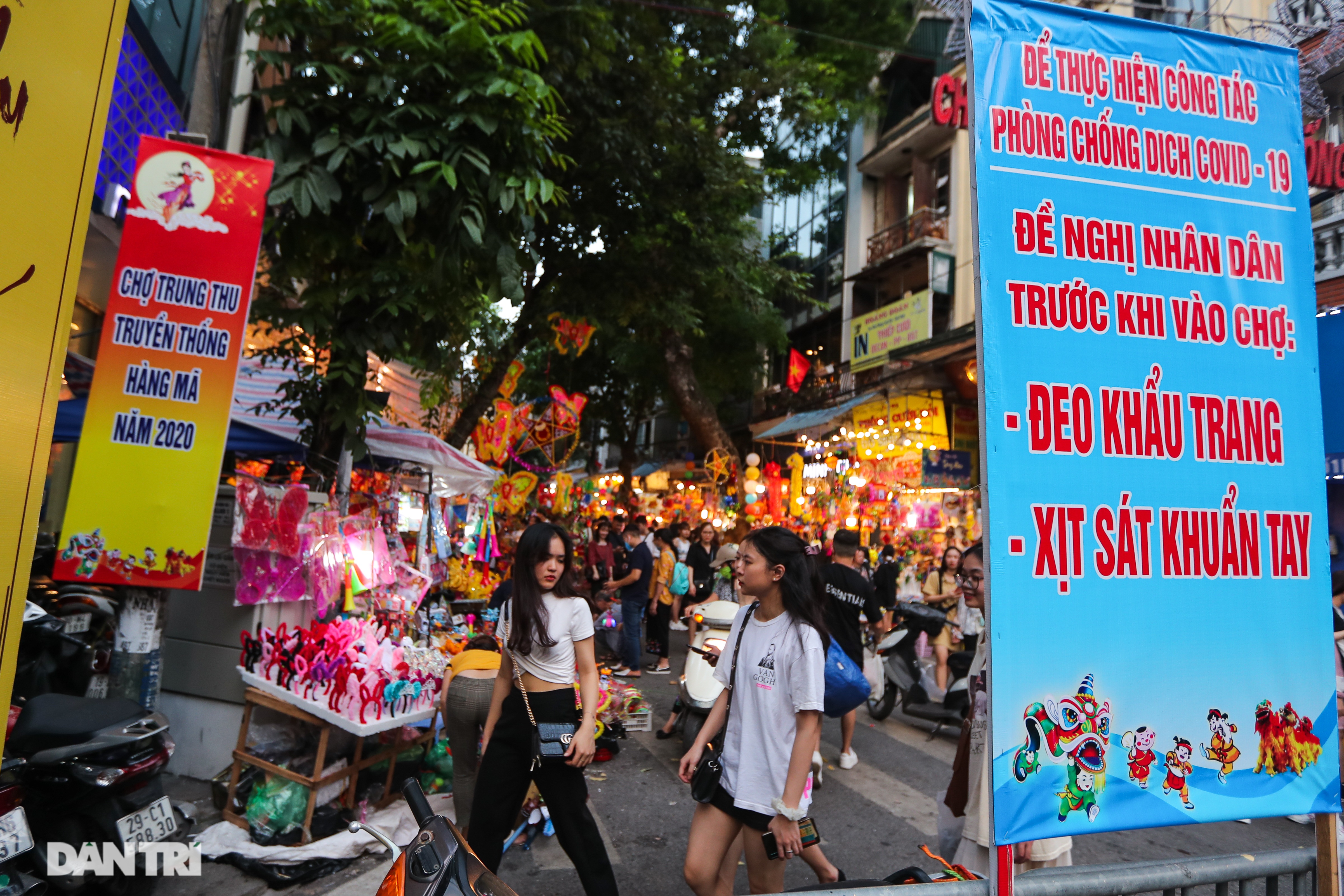 Người dân thủ đô quên đeo khẩu trang vui tết Trung thu - 2 Người dân thủ đô quên đeo khẩu trang vui tết Trung thu - 2
