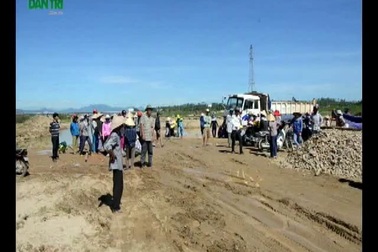 Người dân ngăn cản khai thác cát