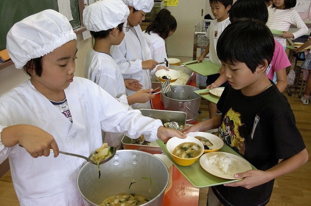 Tiết lộ bất ngờ về bữa ăn trưa của học sinh Nhật Bản - 1 Tiết lộ bất ngờ về bữa ăn trưa của học sinh Nhật Bản - 1