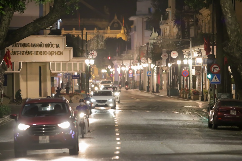 Hà Nội: Đường phố lặng lẽ trong đêm cuối cách ly toàn xã hội - 7 Hà Nội: Đường phố lặng lẽ trong đêm cuối cách ly toàn xã hội - 7