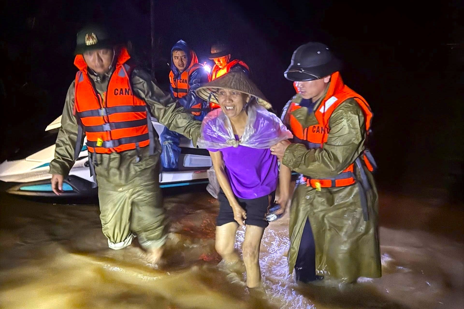 Nước lũ gây ngập lụt khắp nơi ở Thanh Hóa, công an trắng đêm giải cứu dân - 5 Nước lũ gây ngập lụt khắp nơi ở Thanh Hóa, công an trắng đêm giải cứu dân - 5
