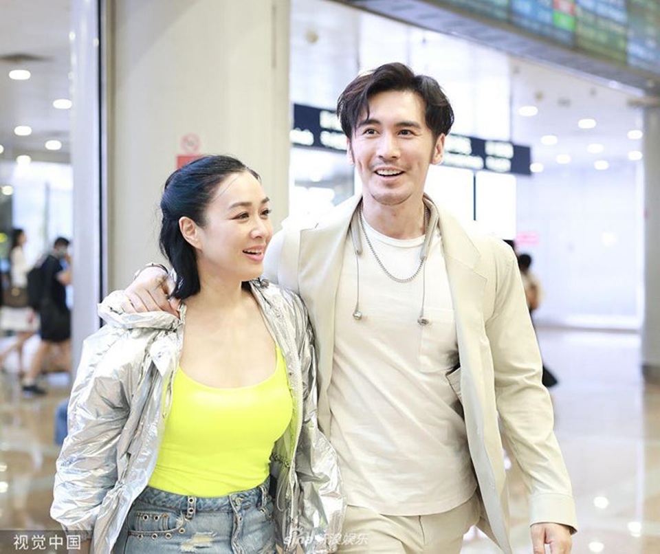 Mỹ nhân gợi cảm Chung Lệ Đề kỷ niệm 4 năm ngày cưới cùng chồng trẻ - 4 Mỹ nhân gợi cảm Chung Lệ Đề kỷ niệm 4 năm ngày cưới cùng chồng trẻ - 4