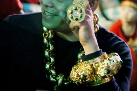 Phúc XO lại chơi bạo: Mũ vàng 2kg, đính tên bằng 260 viên kim cương