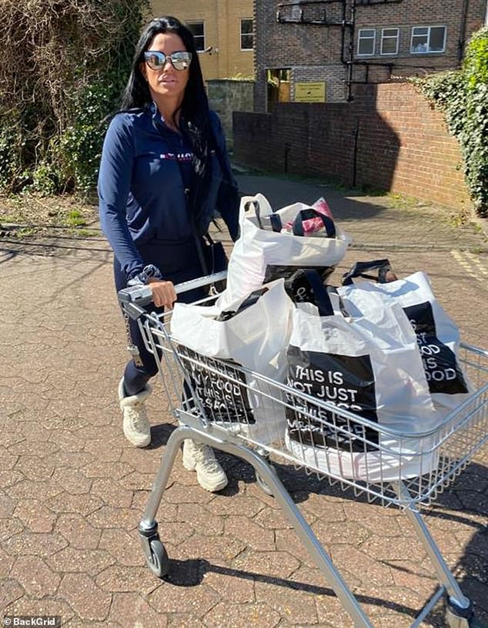 Rhian Sugden giản dị đeo găng tay ra phố - 5 Rhian Sugden giản dị đeo găng tay ra phố - 5