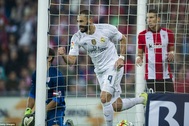 Benzema rực sáng giúp Real Madrid lên ngôi đầu La Liga