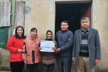 Bạn đọc dành tình thương giúp đỡ 2 người phụ nữ nghèo mơ bữa cơm có thịt