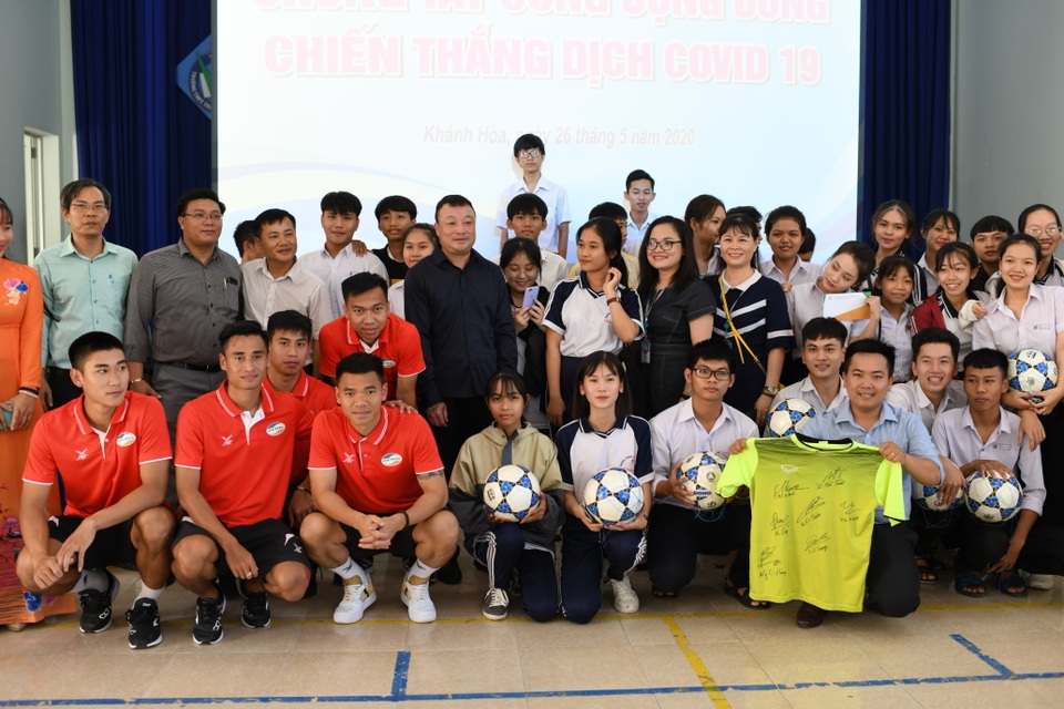 CLB Viettel chung tay cùng cộng đồng “thổi bay” dịch Covid-19 - 2 CLB Viettel chung tay cùng cộng đồng “thổi bay” dịch Covid-19 - 2