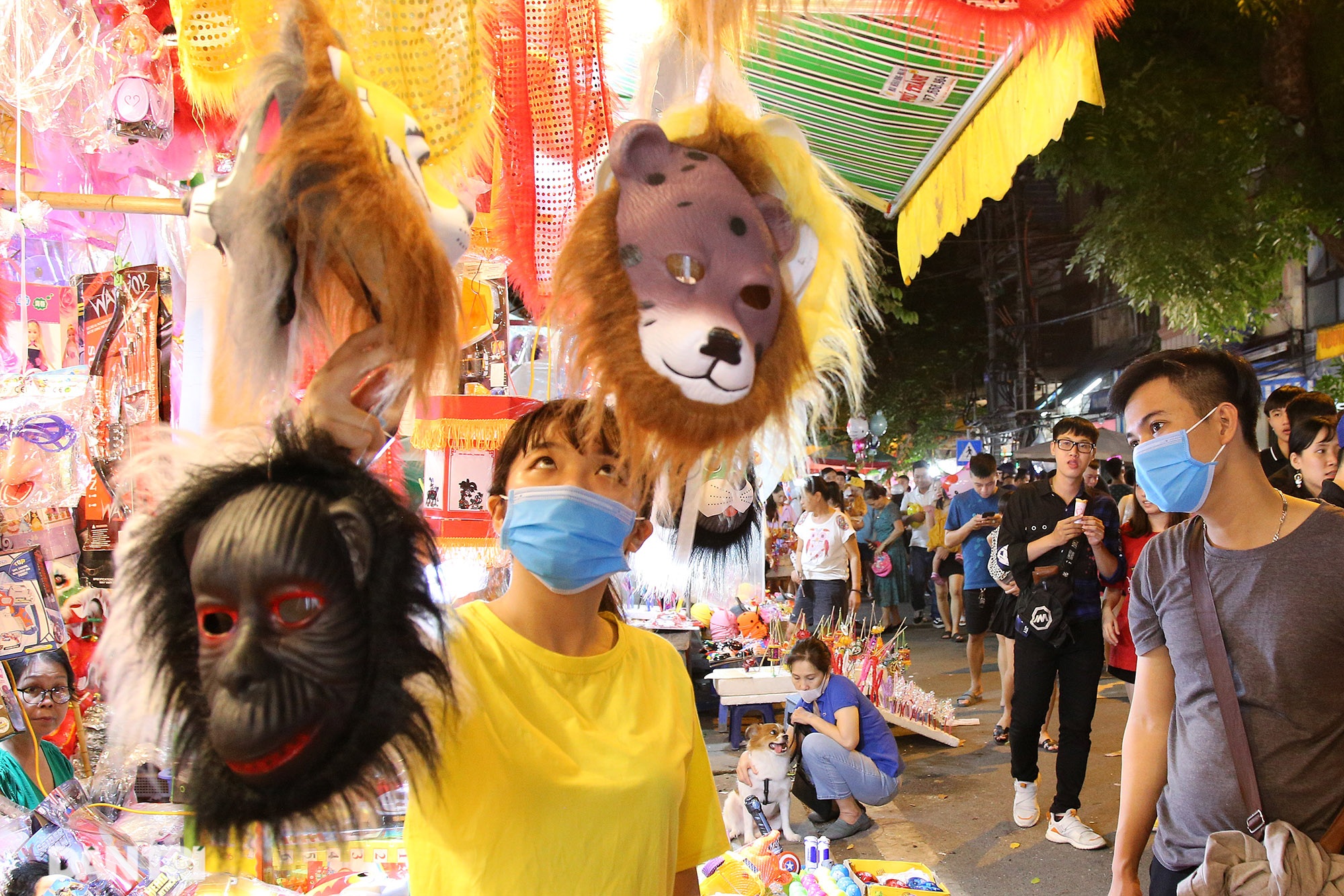 Đông nghịt người dân đổ về chợ trung thu phố cổ Hà Nội - 13 Đông nghịt người dân đổ về chợ trung thu phố cổ Hà Nội - 13