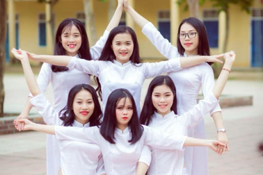 Trào lưu chụp ảnh hình ngôi sao được giới trẻ hưởng ứng dịp đầu năm