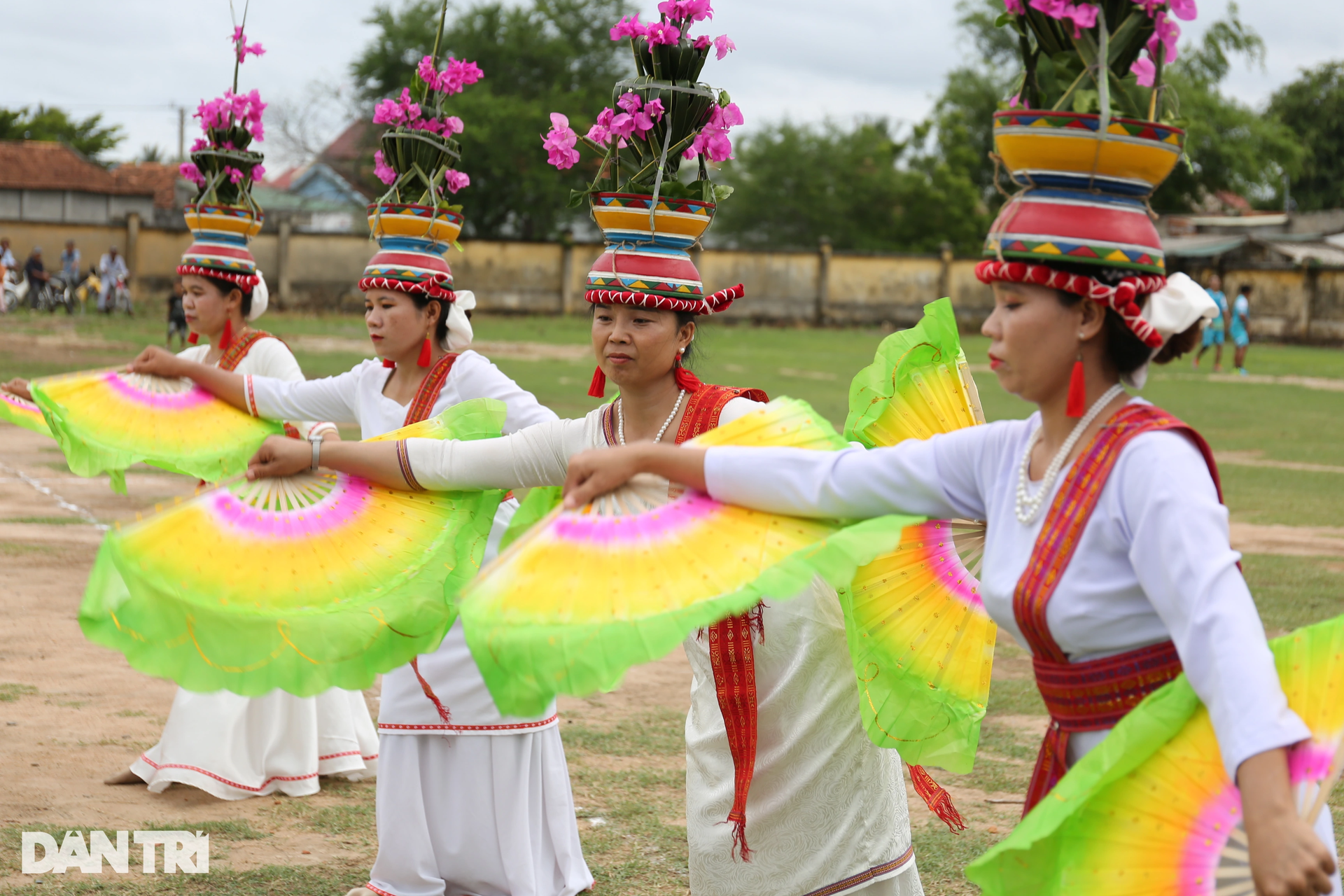 Ngắm nhìn điệu múa Chăm của người dân thôn Thành Ý mừng hội Katê - 9 Ngắm nhìn điệu múa Chăm của người dân thôn Thành Ý mừng hội Katê - 9