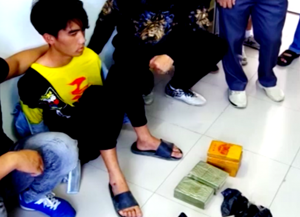 Bắt hai thanh niên vận chuyển 30 bánh heroin - 2 Bắt hai thanh niên vận chuyển 30 bánh heroin - 2