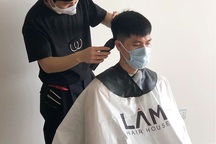 Dịch vụ cắt tóc tại nhà bùng nổ trong mùa dịch Covid-19