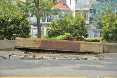 2 hố ga phát nổ làm rung chuyển mặt đường ở Sài Gòn