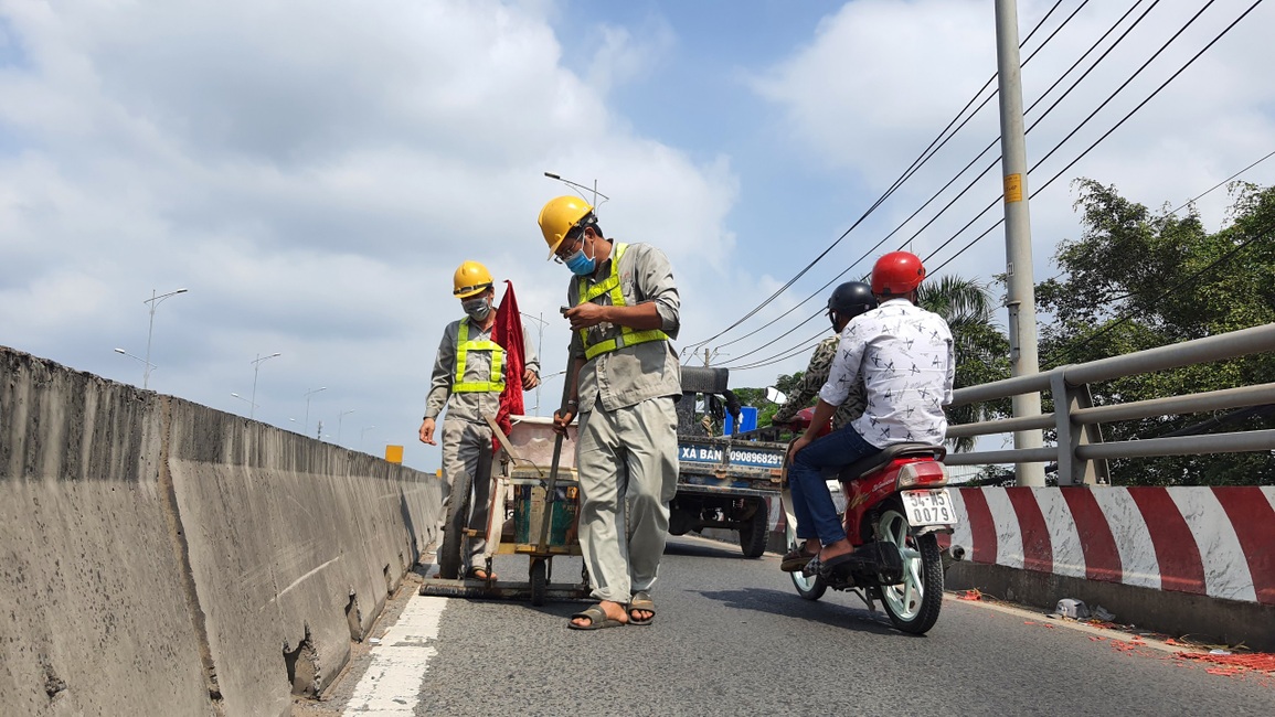 Kinh hãi với hàng trăm mảnh nhọn hoắt rải đầy trên cầu vượt ở TPHCM - 1 Kinh hãi với hàng trăm mảnh nhọn hoắt rải đầy trên cầu vượt ở TPHCM - 1