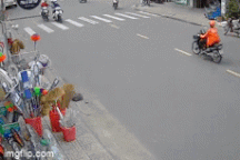 Người phụ nữ bị giật túi xách giữa ban ngày ở TPHCM