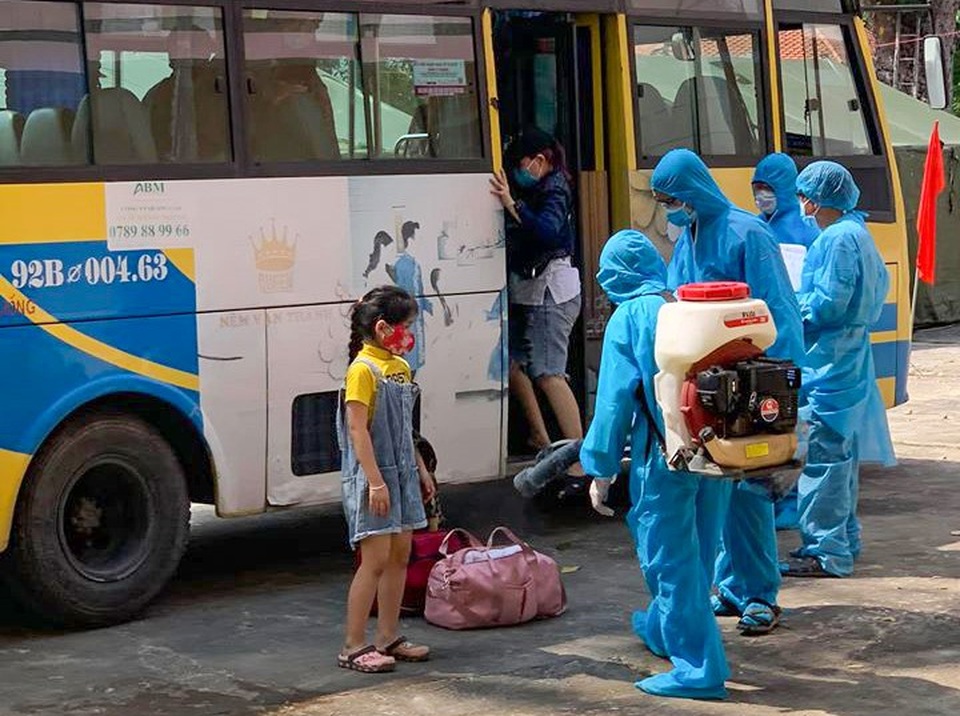 Hàng loạt địa phương áp dụng khai báo y tế bắt buộc người trở về từ Đà Nẵng - 4 Hàng loạt địa phương áp dụng khai báo y tế bắt buộc người trở về từ Đà Nẵng - 4