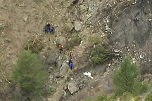 Máy bay Đức vỡ vụn trên dãy An-pơ nhìn từ trên cao