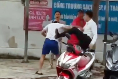 Vụ ẩu đả trước cổng trường: Người hành hung không phải cán bộ công an