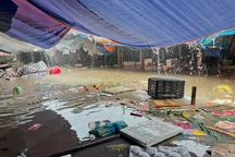 Quảng Ninh: Tiểu thương "méo mặt" vì hàng hóa bị nước cuốn trôi