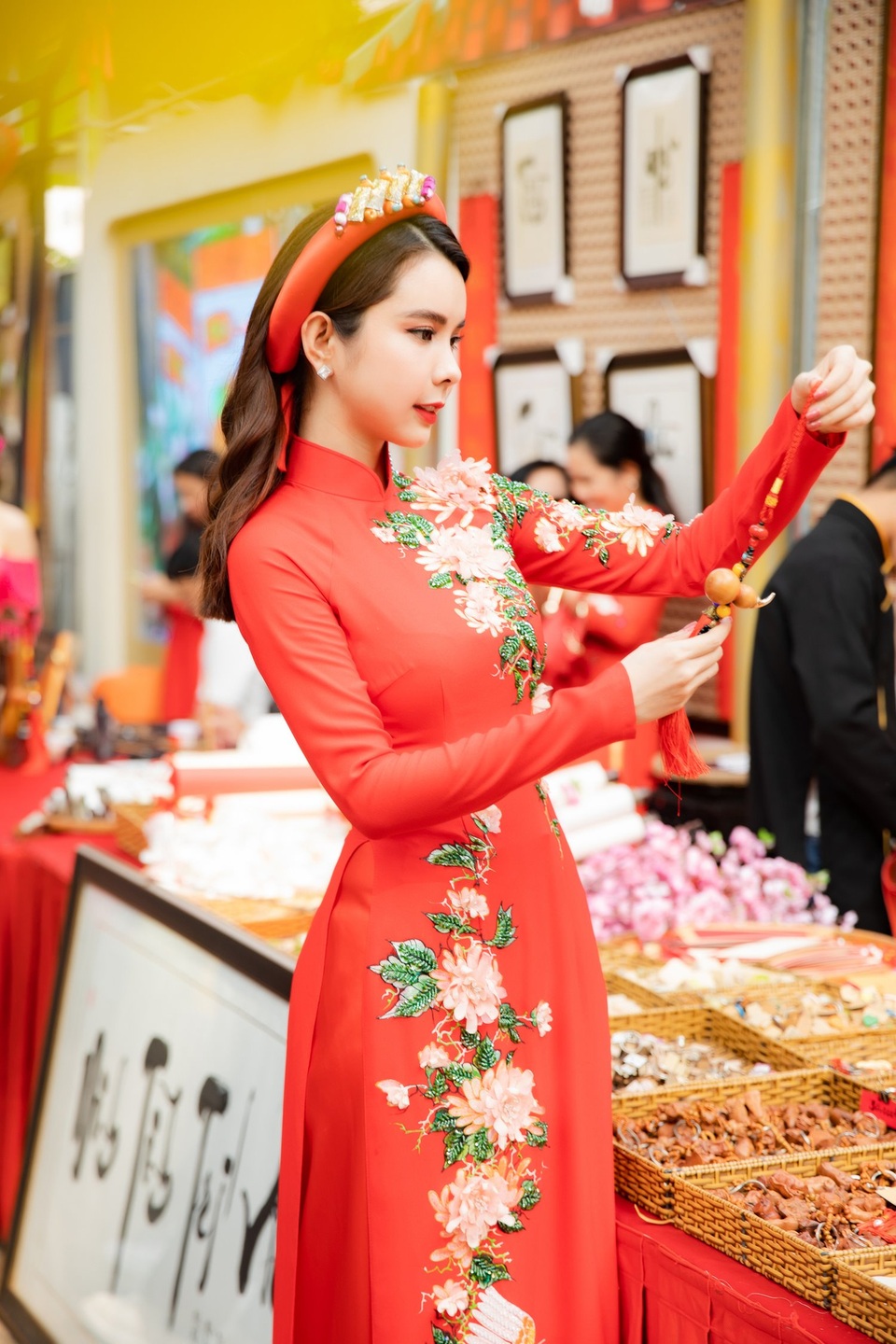 Hoa hậu Huỳnh Vy khoe sắc với áo dài - 1 Hoa hậu Huỳnh Vy khoe sắc với áo dài - 1