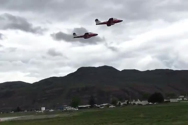 Máy bay không quân Canada rơi khi trình diễn