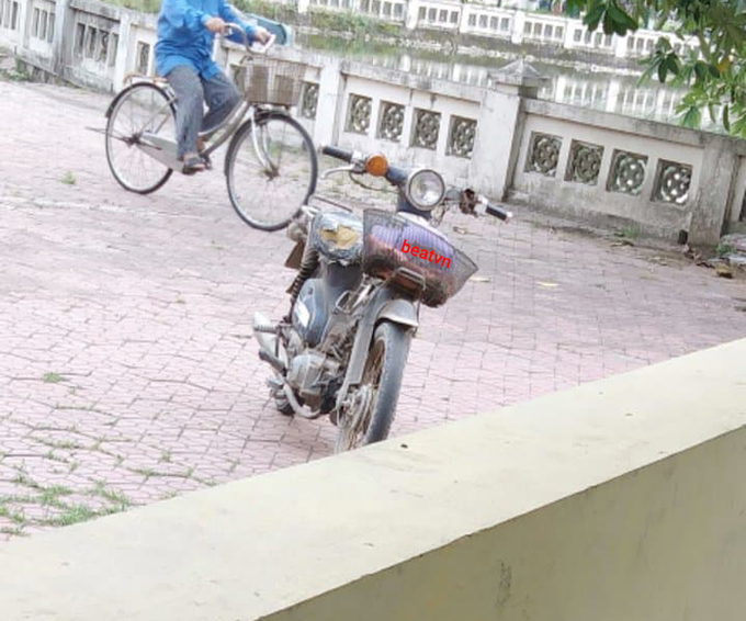 Người cha đi xe máy cà tàng mua trà sữa cho con gái và câu nói khiến tất cả lặng người - Ảnh 1. Người cha đi xe máy cà tàng mua trà sữa cho con gái và câu nói khiến tất cả lặng người - Ảnh 1.