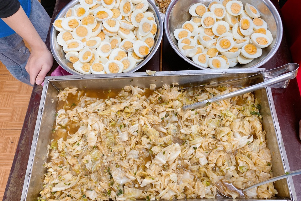 Người lao động nghèo, sinh viên xa nhà ấm lòng với Quán cơm 5000 - 5 Người lao động nghèo, sinh viên xa nhà ấm lòng với Quán cơm 5000 - 5